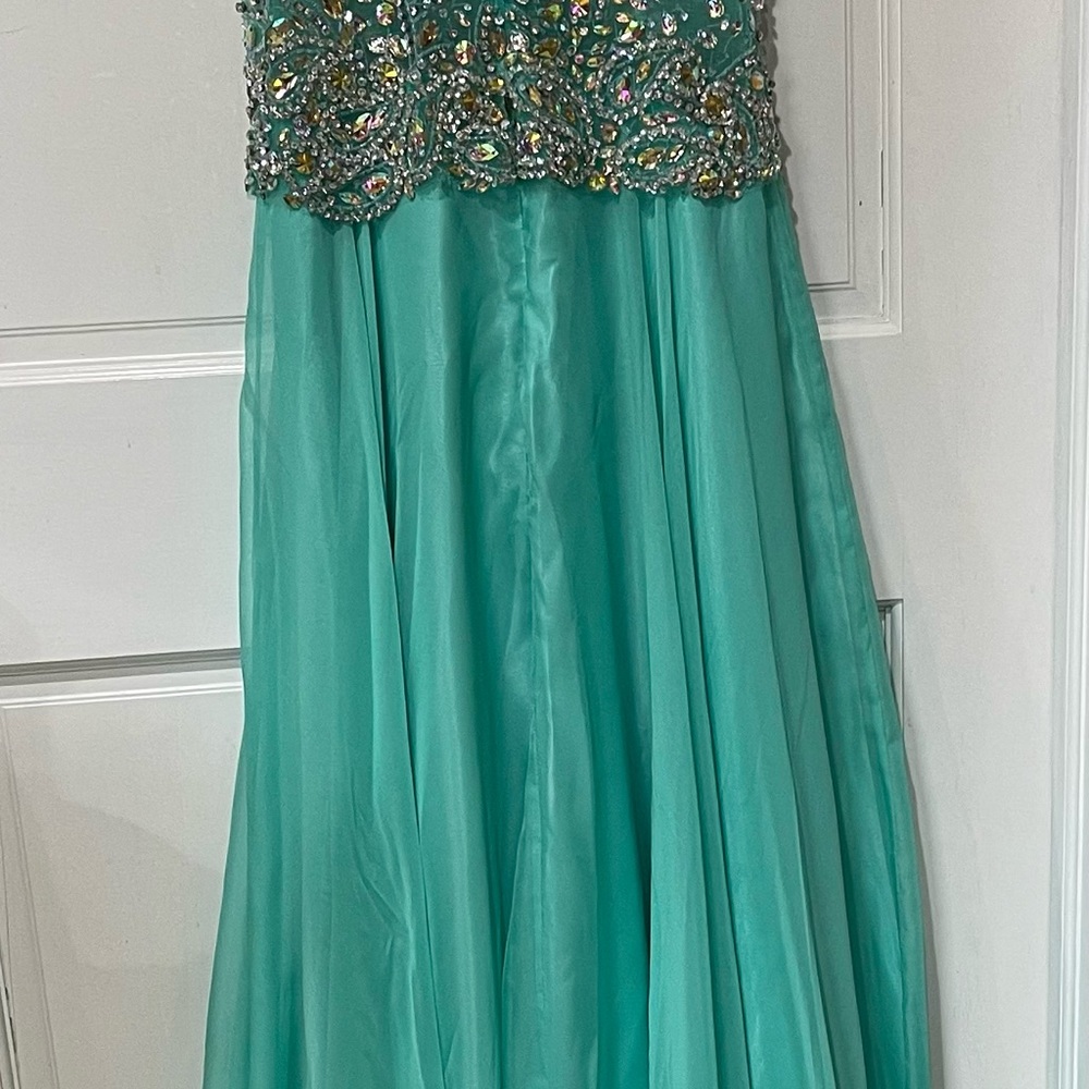 This green dress is amazing of Camille La Vie size 8